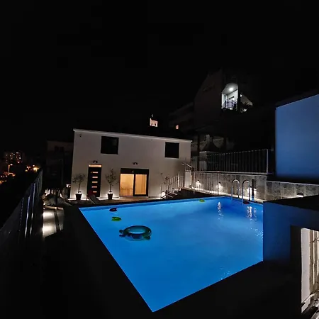 Thetomonina House With Pool * 斯普利特