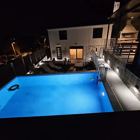 Thetomonina House With Pool